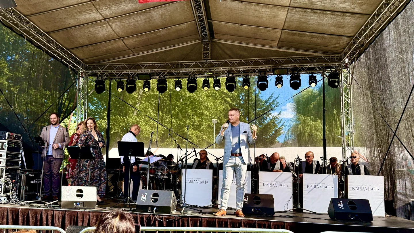 Vláďa Hron na venkovním pódiu s orchestrem Karla Vlacha